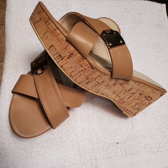 G.C. tan sandals - Picture 2 of 8